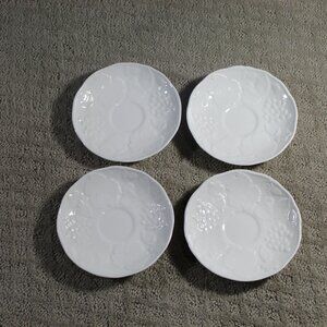 Set of 4 Wedgewood Bone China Made in England Strawberry and Vine 5.75" Saucers